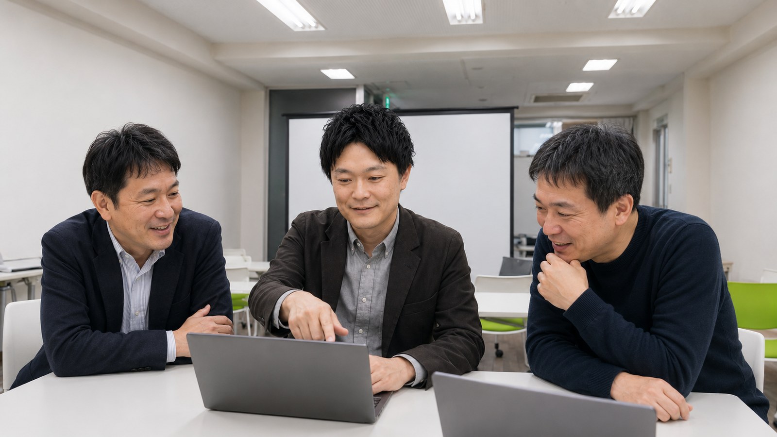 講師がノートPCで作業する参加者にアドバイスする様子