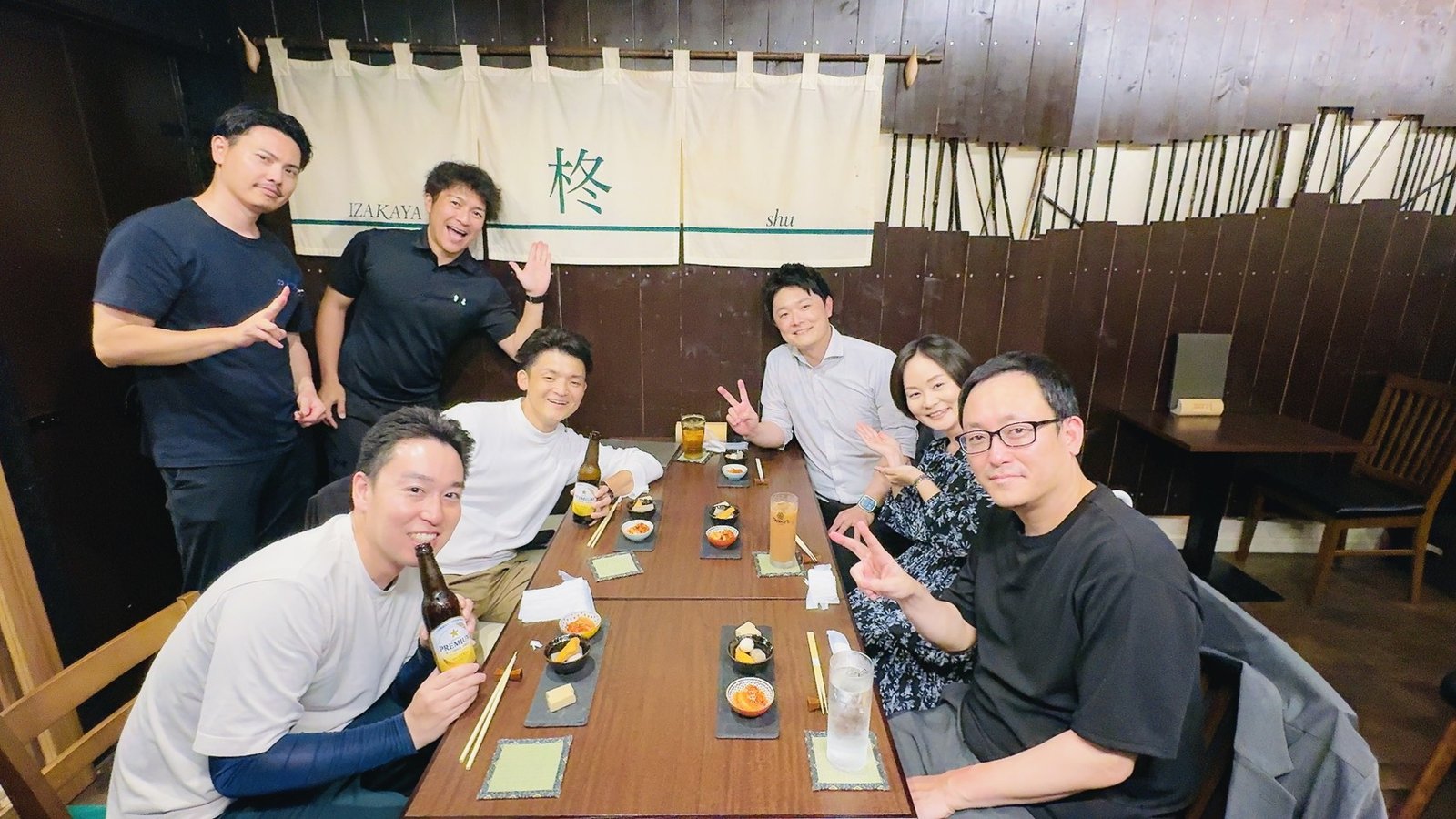 懇親会のテーブルを囲み、笑顔で乾杯する参加者たち