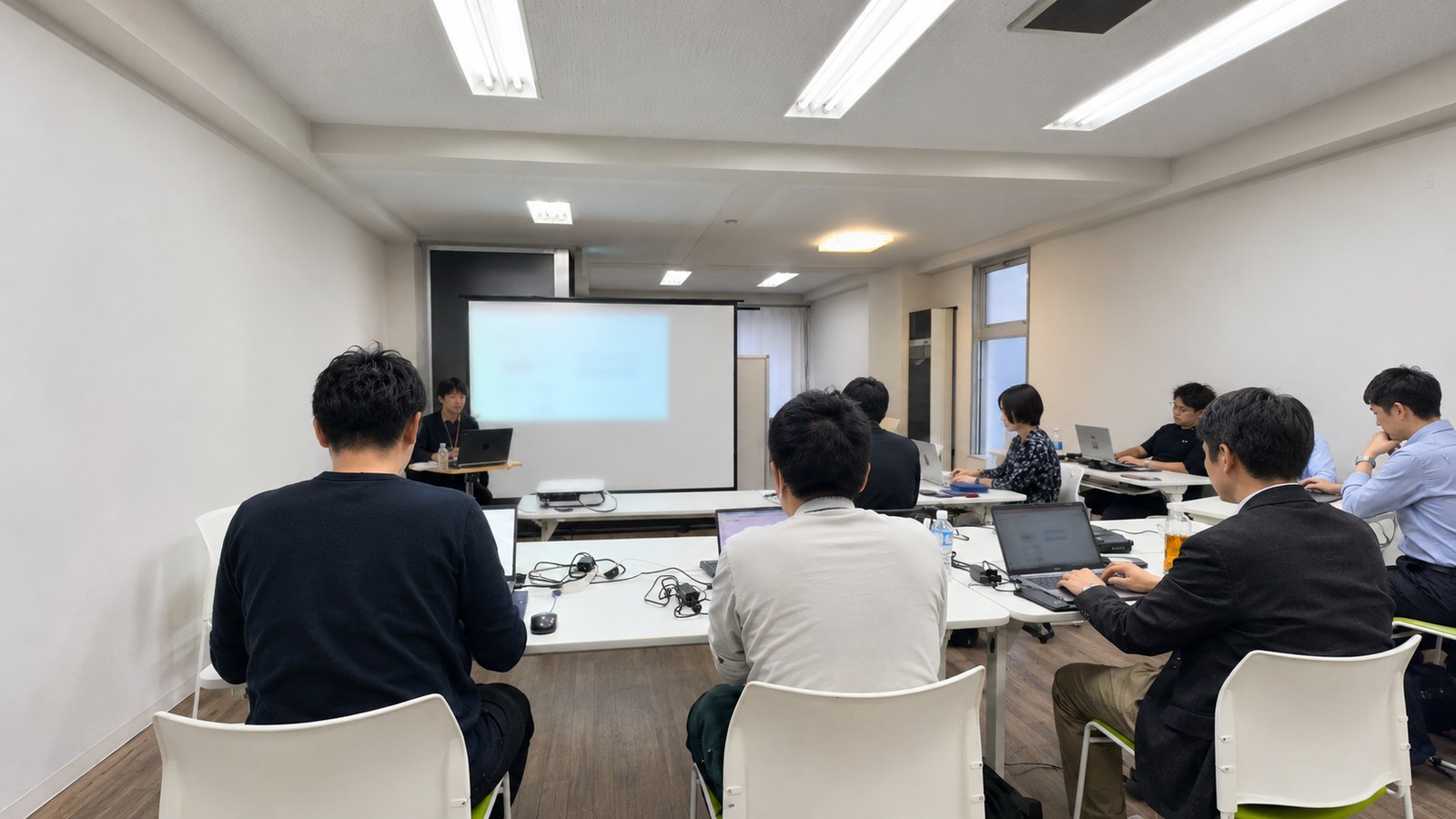 少人数のワークショップで参加者がノートPCを操作している様子